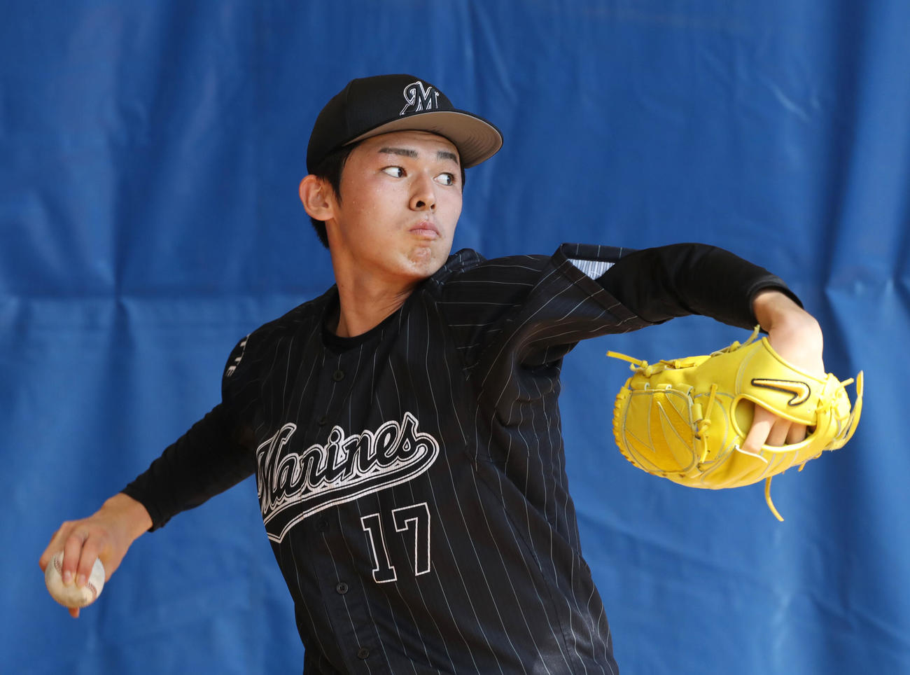 ロッテ対サムスン　試合前、ブルペンで投球練習するロッテ佐々木朗（撮影・垰建太）
