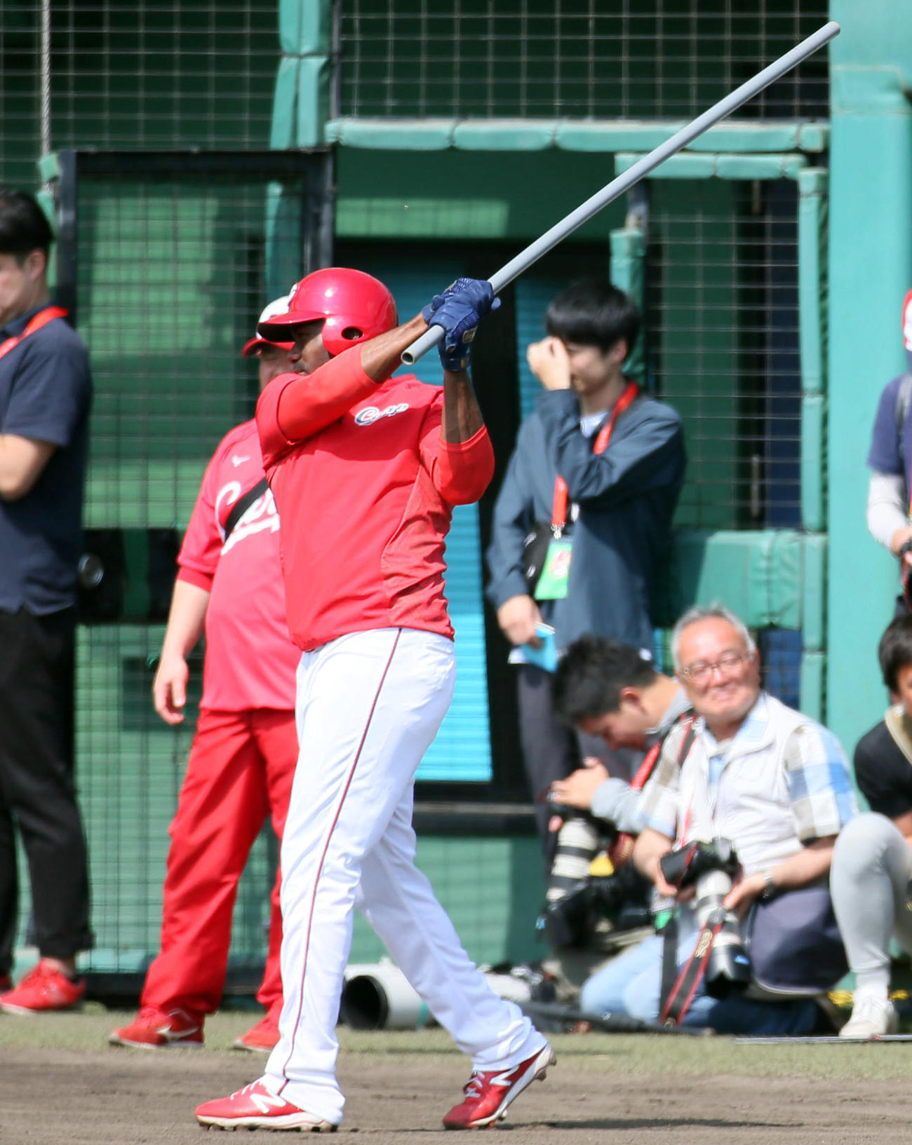 長尺パイプを振るピレラ（撮影・栗木一考）