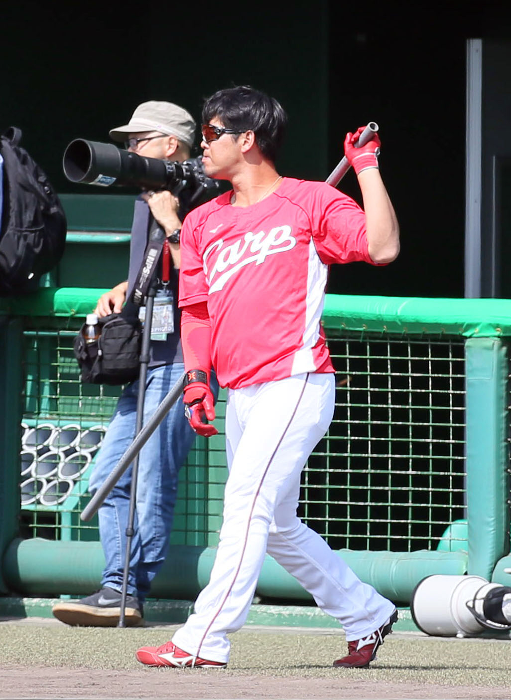 長尺パイプを振る小窪（撮影・栗木一考）