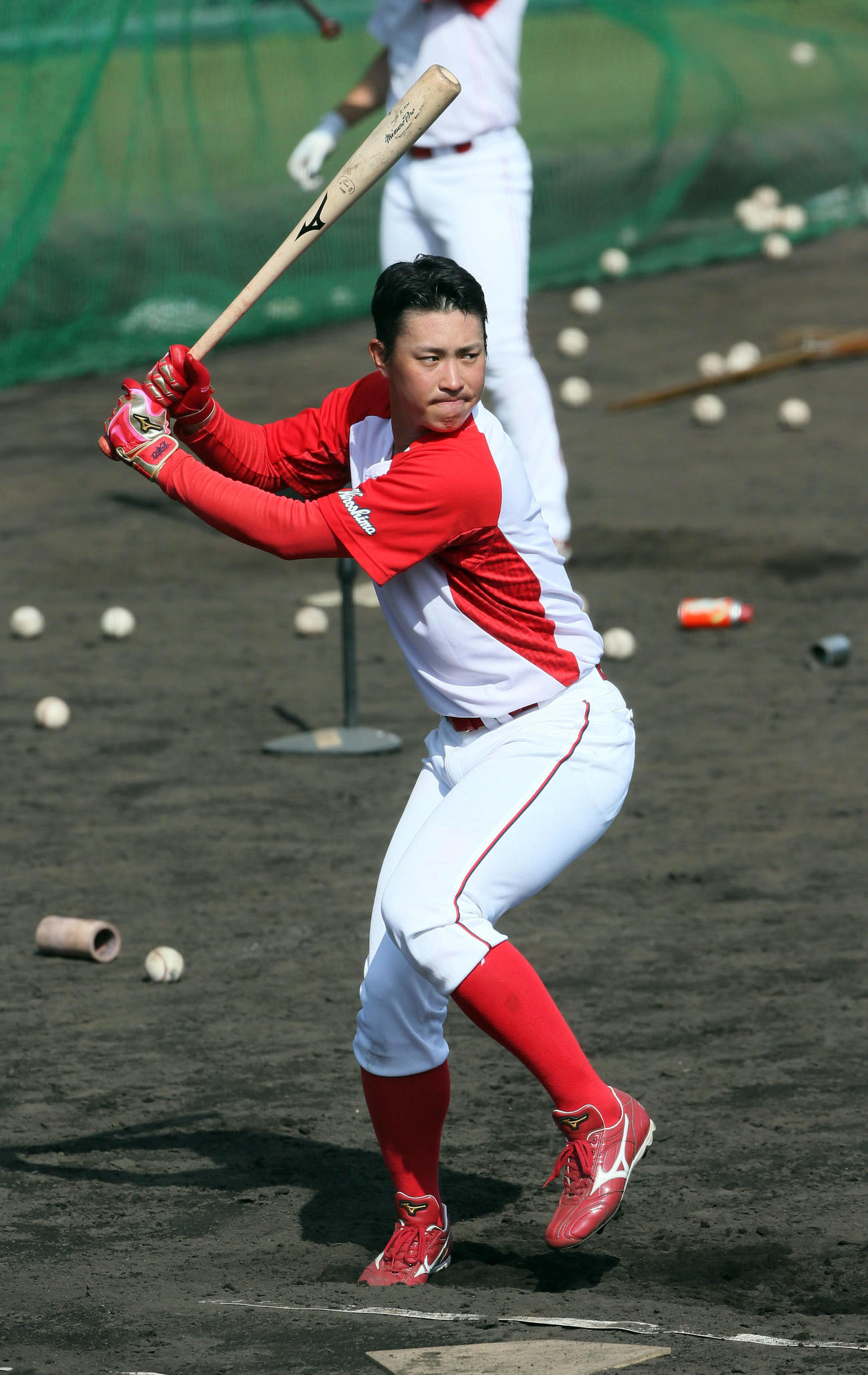 ロングティーをする堂林（撮影・栗木一考）
