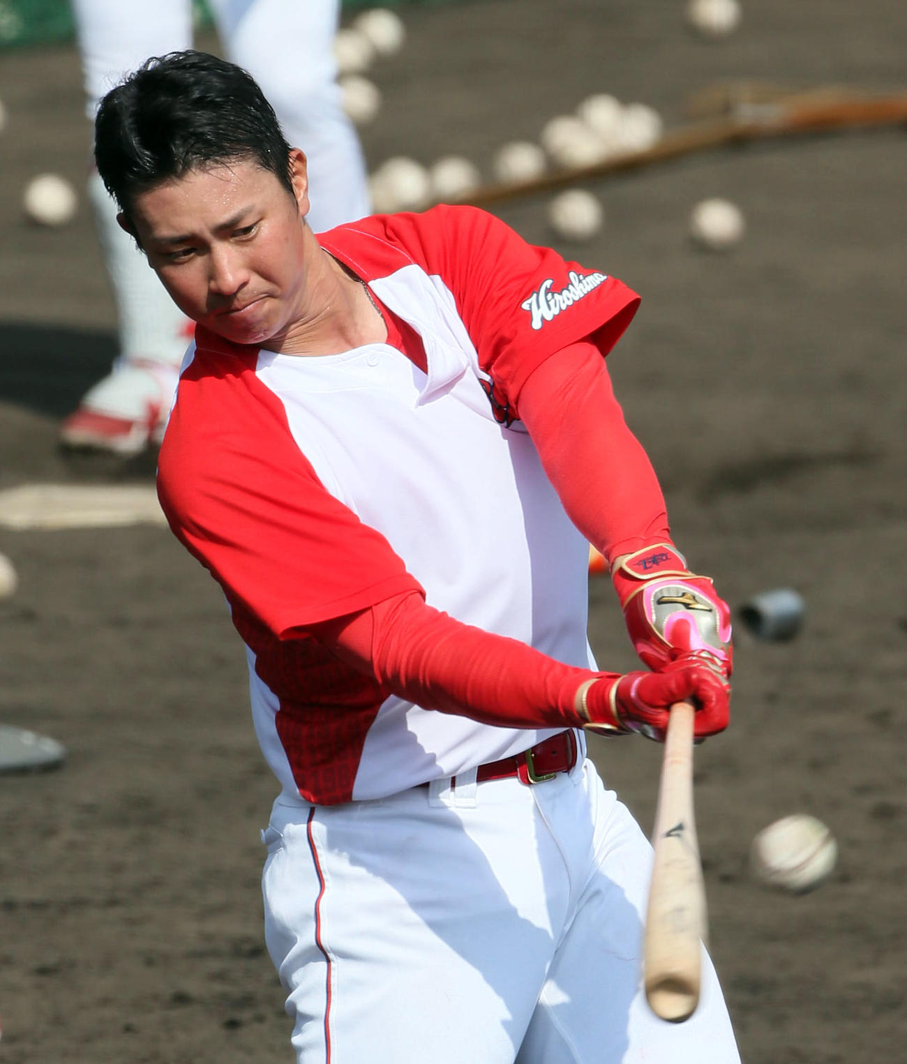 ロングティーで汗を流す堂林（撮影・栗木一考）