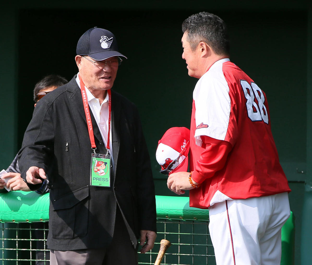 佐々岡監督（右）と話す張本氏（撮影・栗木一考）
