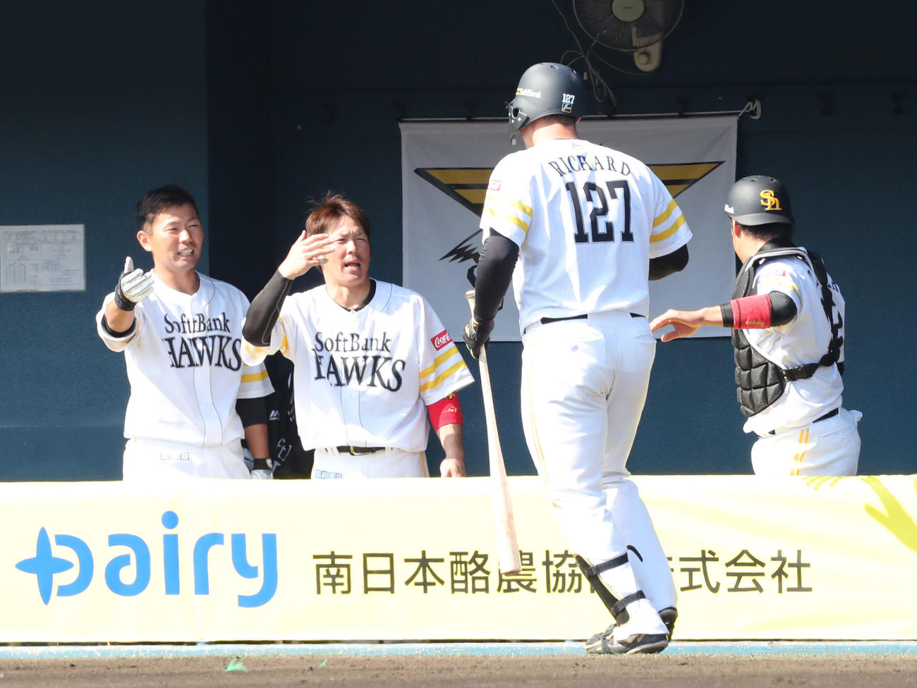 紅白戦　3回裏白2死、リチャードは左越えに本塁打を放ち甲斐拓也、中村晃とハイタッチ（撮影・梅根麻紀）
