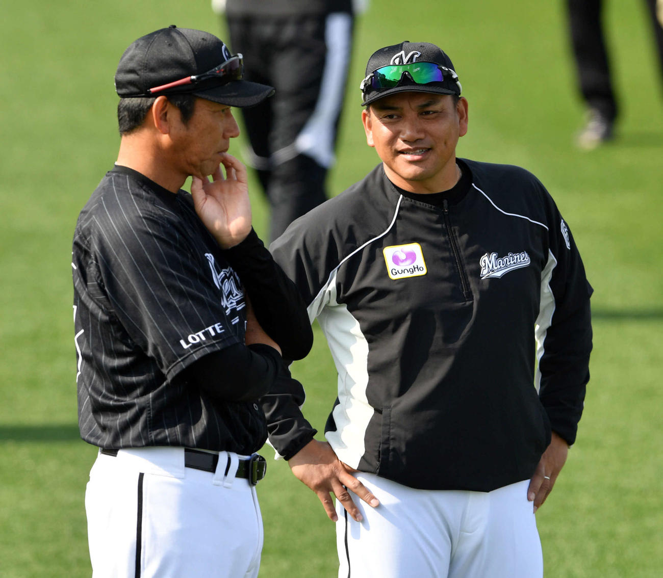 ロッテ鳥越ヘッドコーチ（手前）と話す井口監督（撮影・滝沢徹郎）