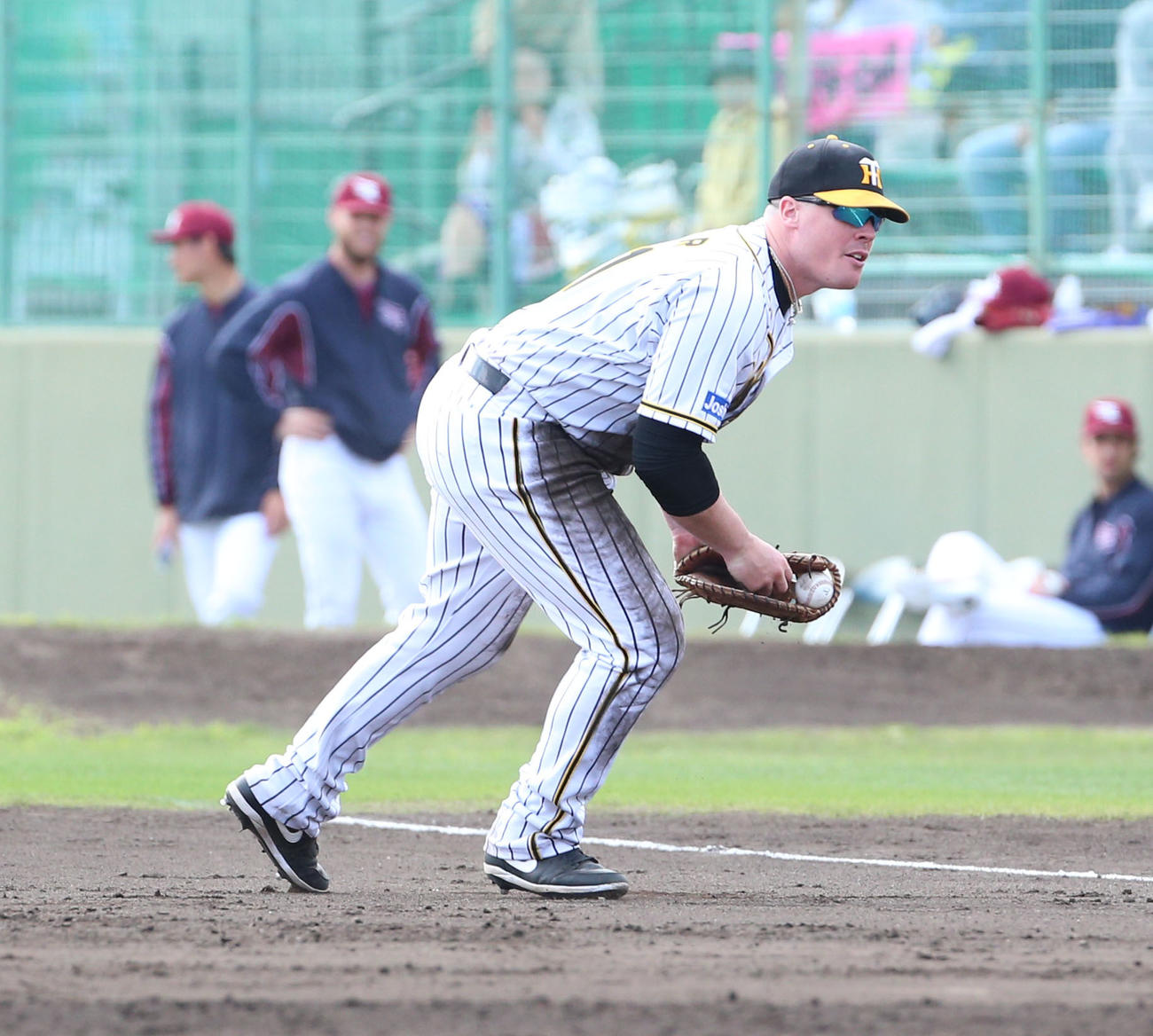 練習試合・阪神対楽天　5回表楽天2死、一塁手ボーアは鈴木大の打球を横っ飛びでキャッチする（撮影・上山淳一）
