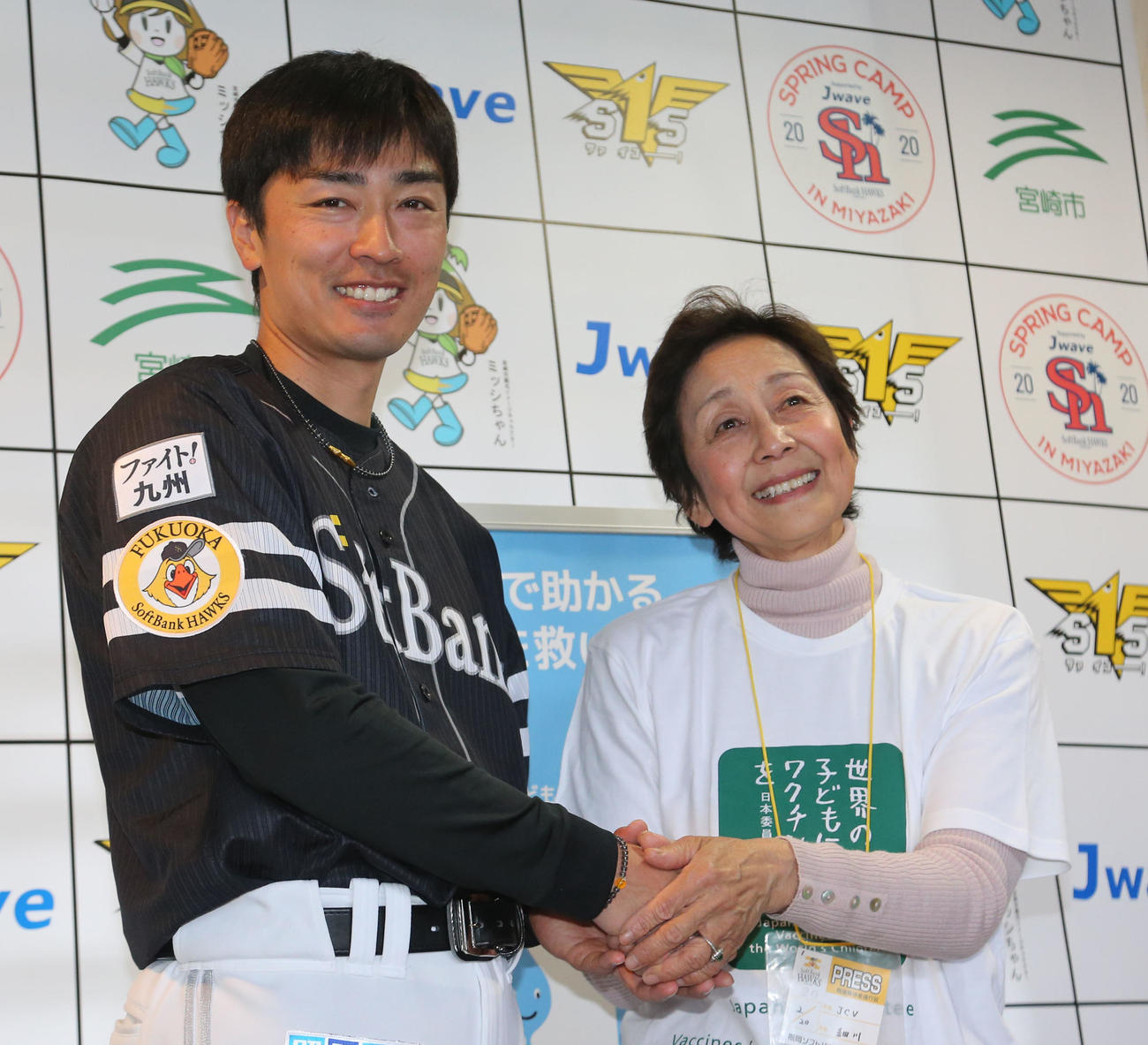 ワクチンの贈呈式でJCV細川佳代子会長と握手するソフトバンク和田（撮影・梅根麻紀）