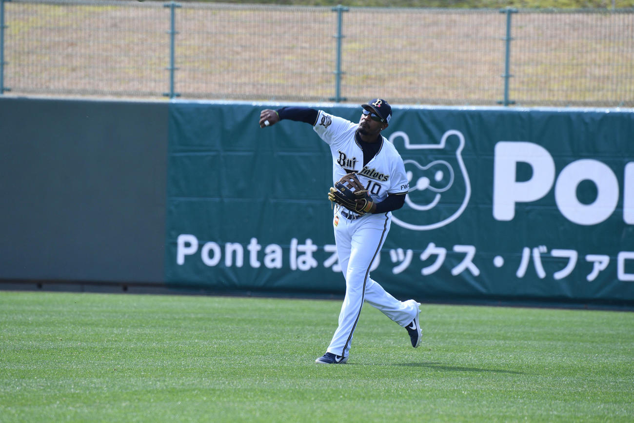右翼守備で好返球するジョーンズ（撮影・渦原淳）