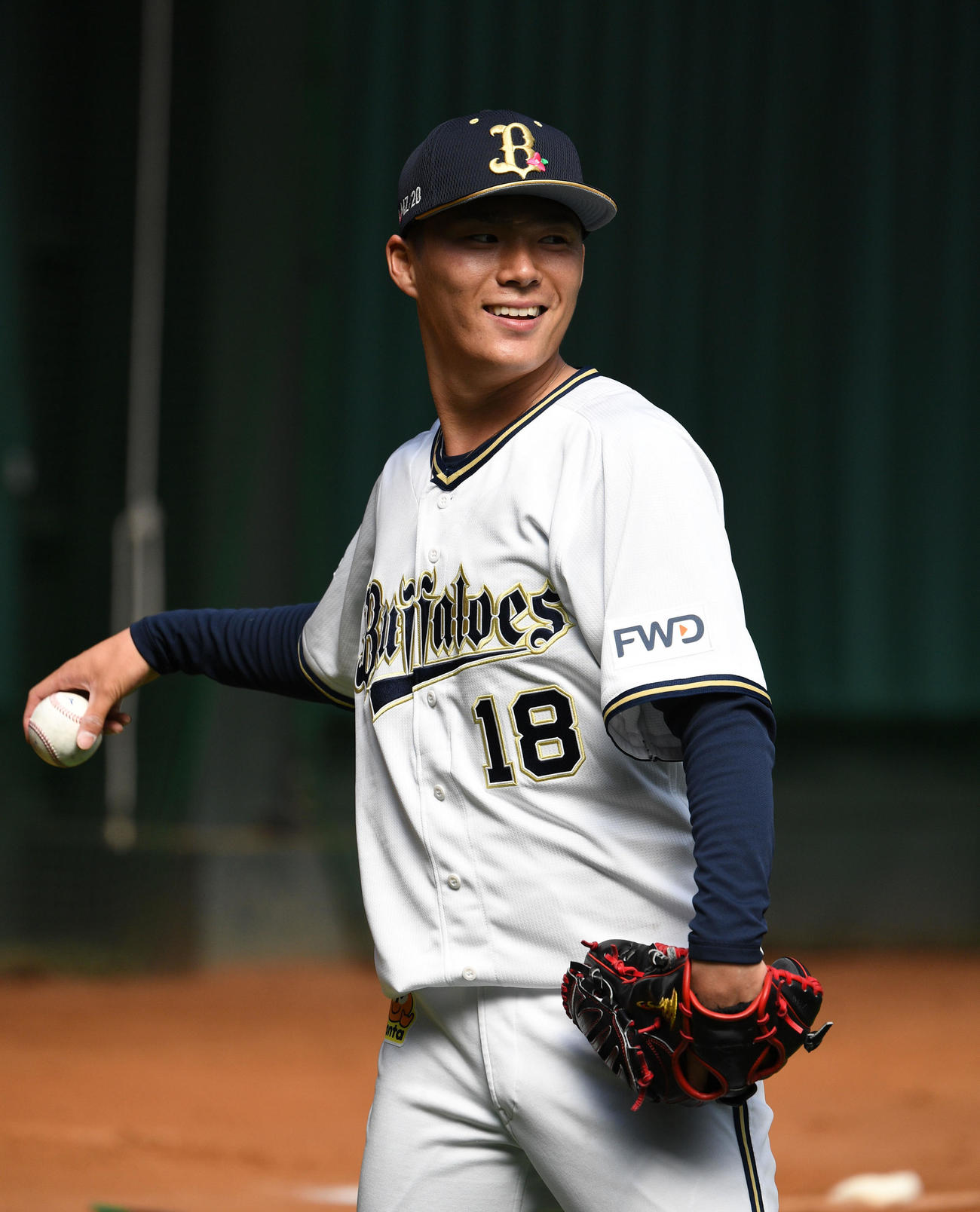 ブルペンで笑顔を見せる山本由伸（撮影・渦原淳）