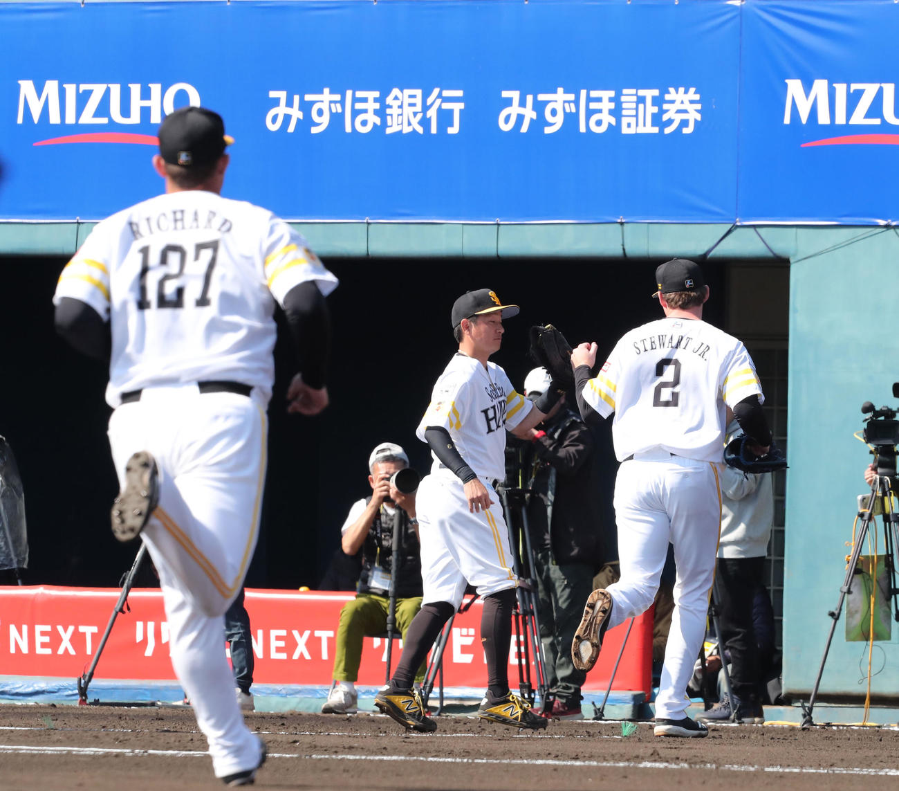 紅白戦　紅白戦に登板し好投したカーター・スチュワートは川島慶三とハイタッチ、左はリチャード（撮影・梅根麻紀）
