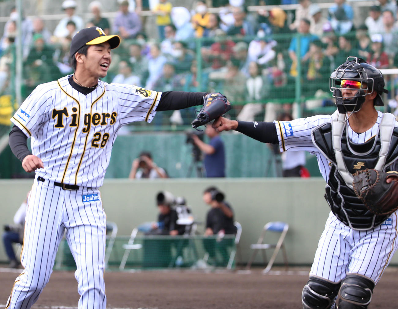 阪神対楽天　2回表楽天1死一、二塁、小野（左）は岡島を二ゴロ併殺に仕留め捕手片山とグラブタッチする（撮影・上山淳一）