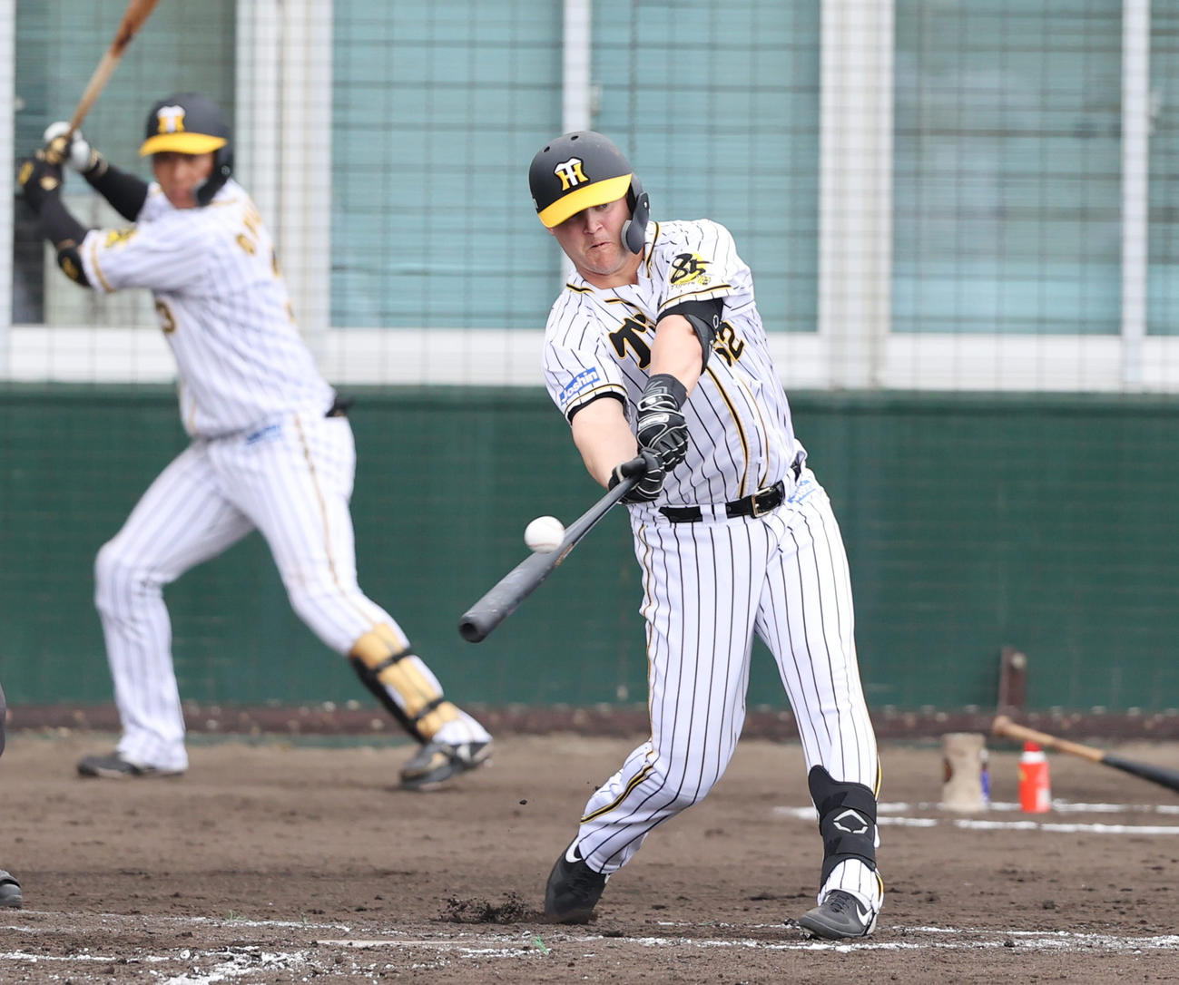 阪神対楽天　3回裏阪神2死、右前打を放つサンズ（撮影・清水貴仁）