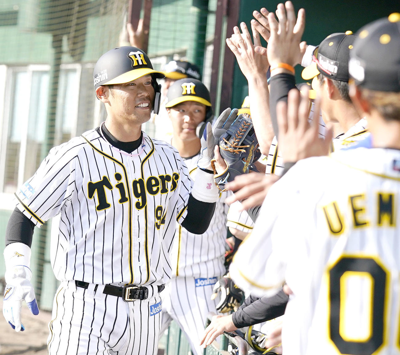 練習試合・阪神対楽天　9回表阪神2死一、三塁、植田海の遊適時内野安打で三走原口（左）が生還しベンチの出迎えに笑顔を見せる（撮影・上山淳一）