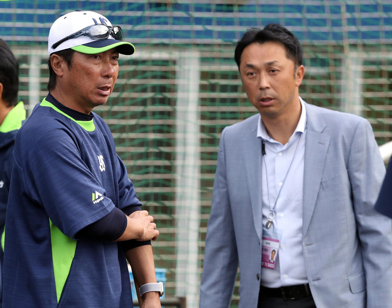 11日、ヤクルト浦添キャンプを訪れた宮本氏（右）は高津監督と談笑