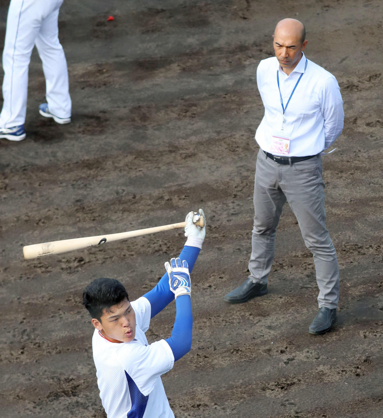 12日、ティー打撃を行う中日石川昂を後方から見る本紙評論家の和田氏