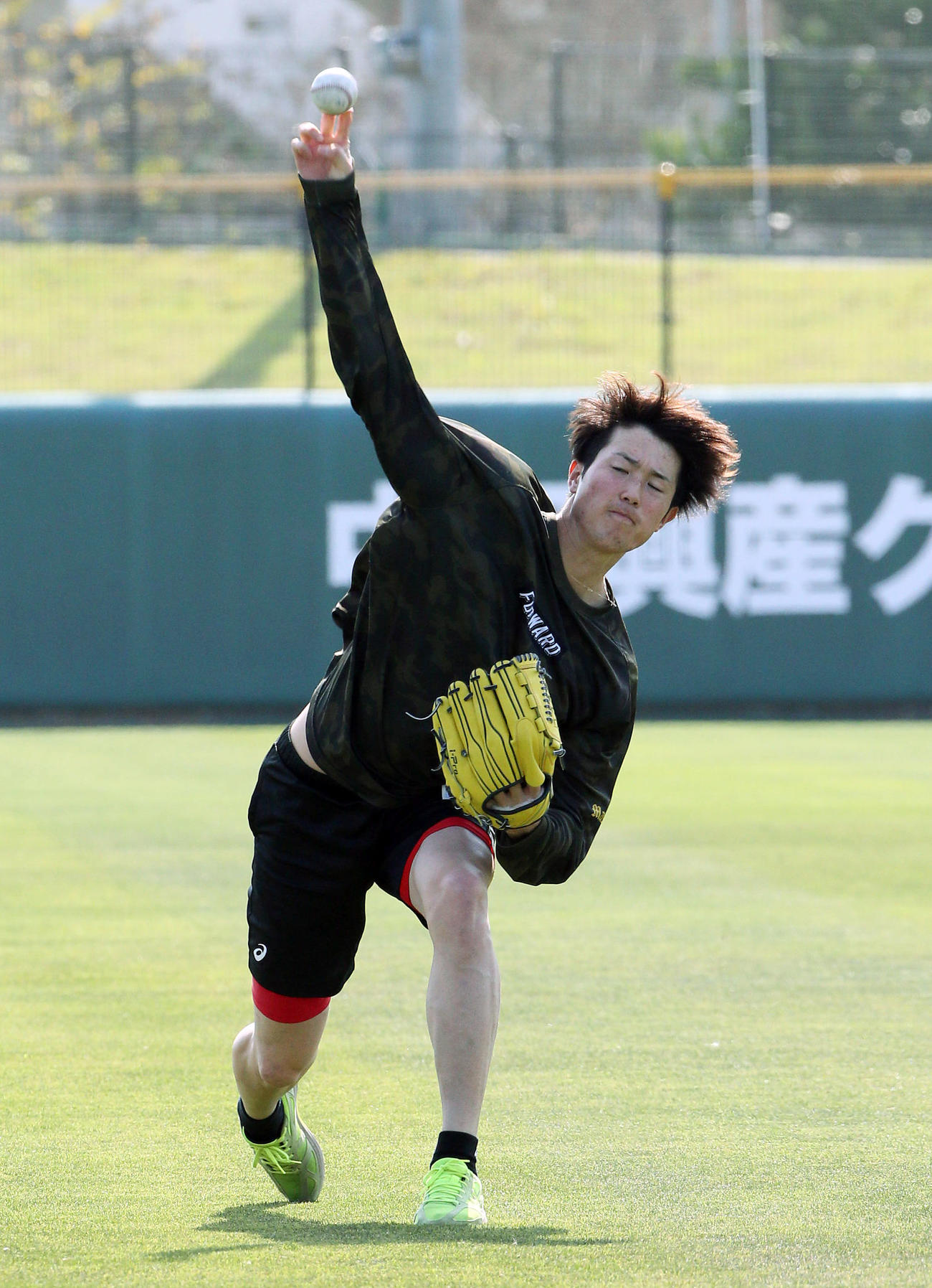 キャッチボールする広島森下（撮影・栗木一考