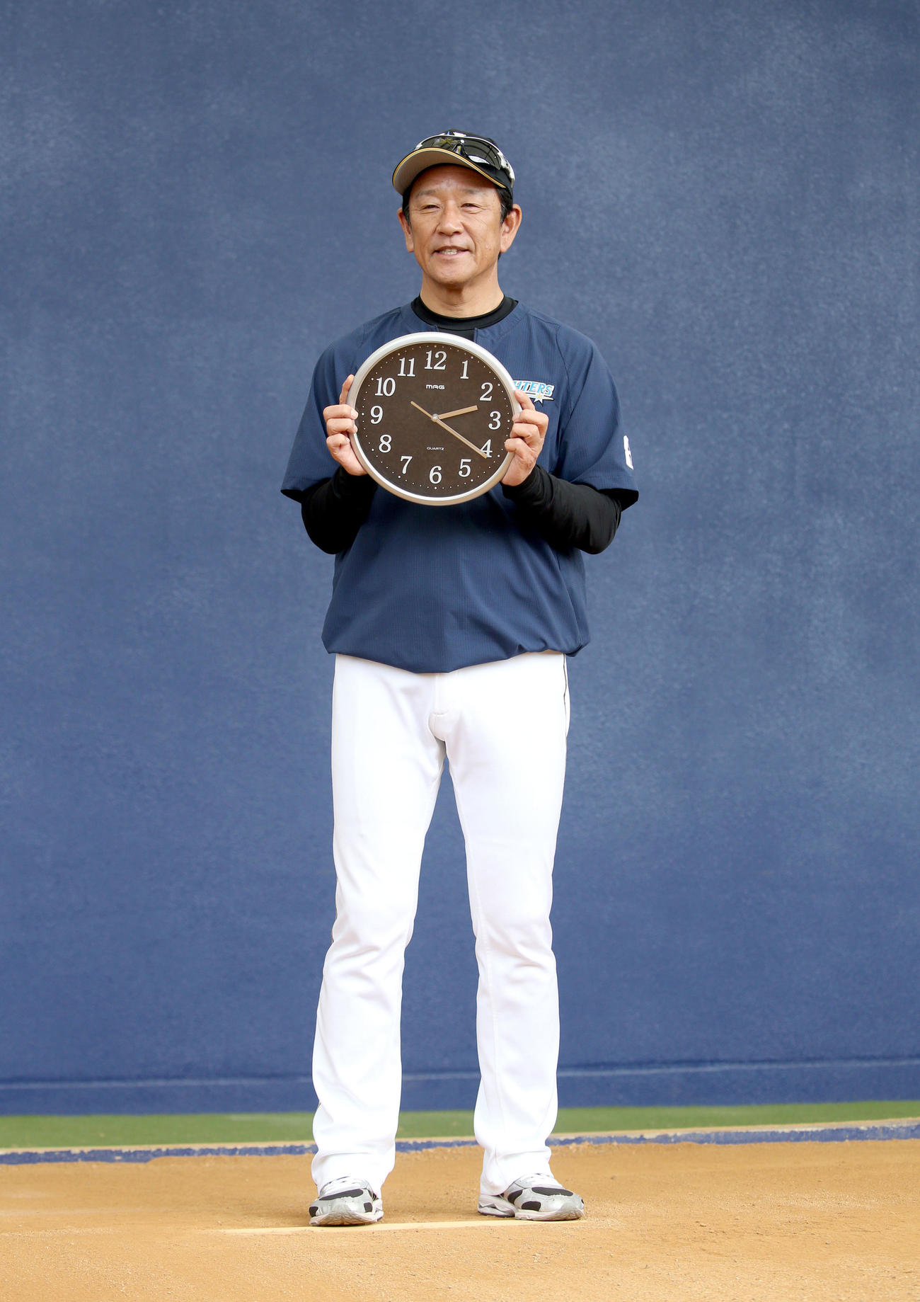 午後2時21分にブルペンで開幕投手発表会見を行う日本ハム栗山監督（撮影・佐藤翔太）