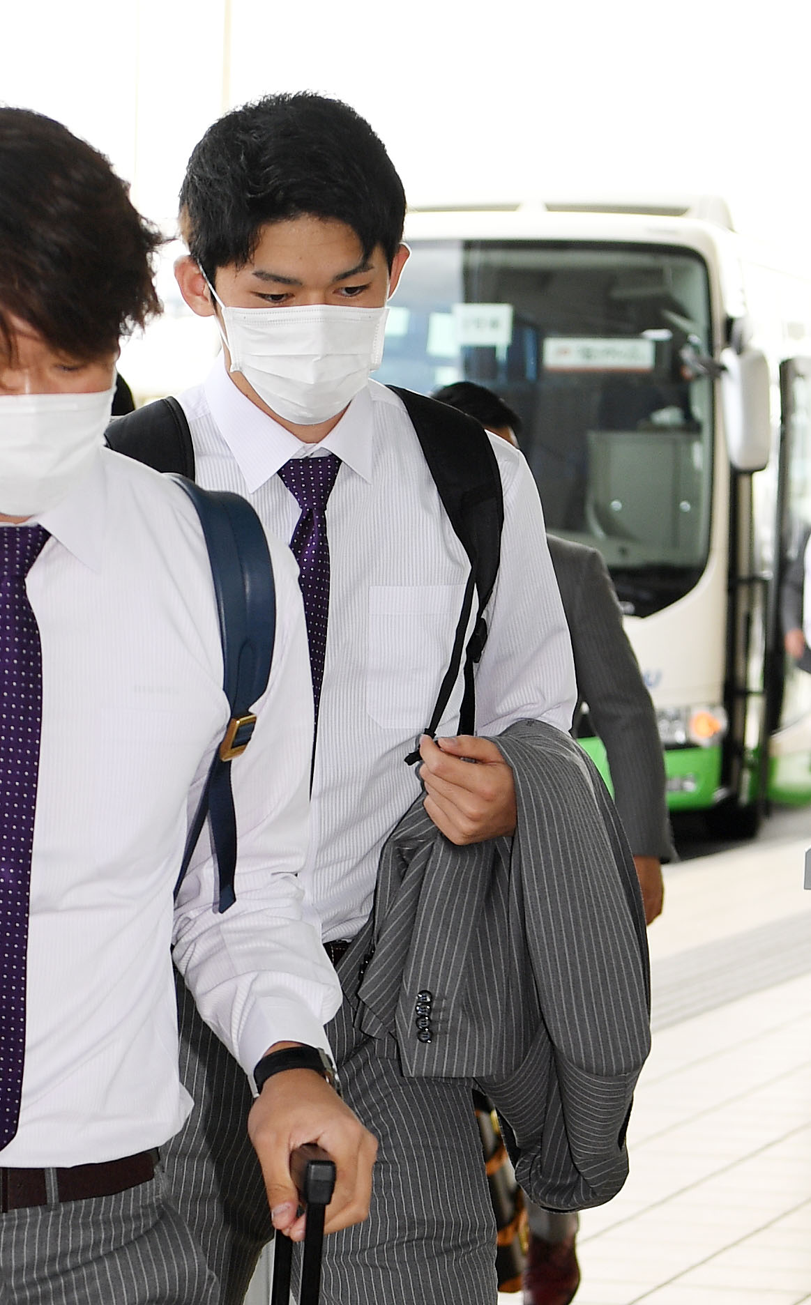 那覇空港を出発するロッテ佐々木朗（撮影・横山健太）