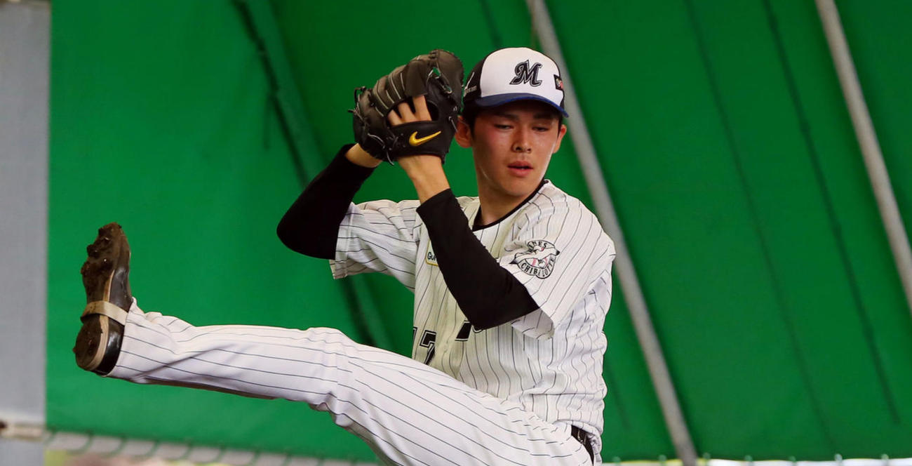 13日、プロ入り初ブルペンで投球するロッテ佐々木朗希