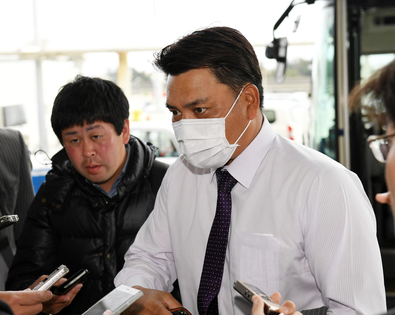 那覇空港で取材に応じるロッテ井口監督（撮影・横山健太）