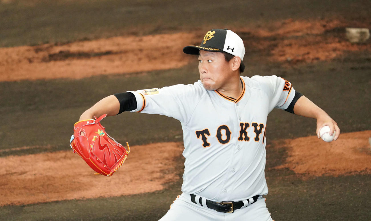 ブルペンで投球する巨人田口（撮影・加藤諒）