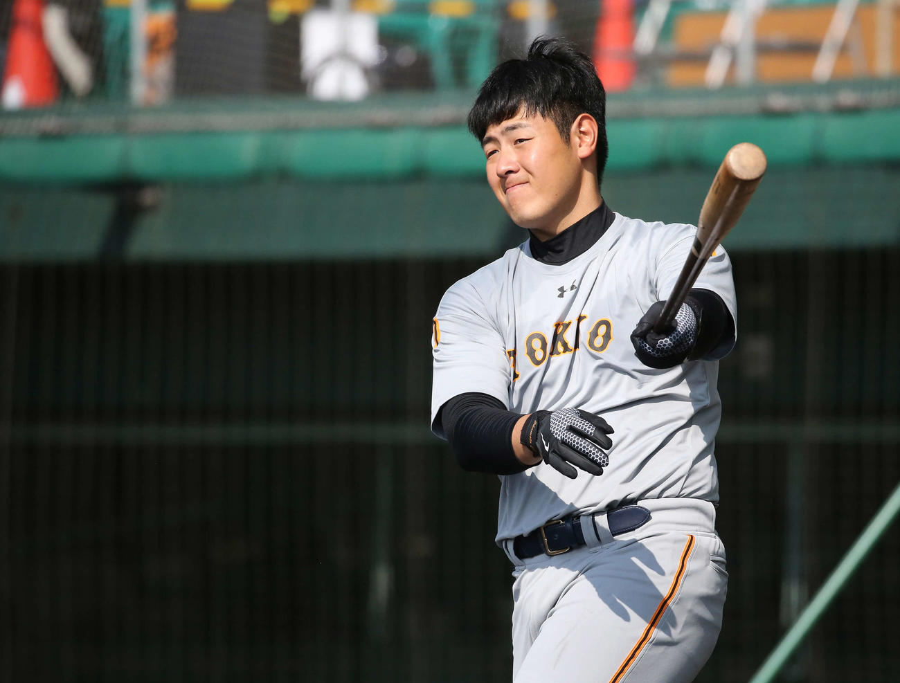 ロングティー打撃で打球を見つめる巨人岡本（撮影・河野匠）