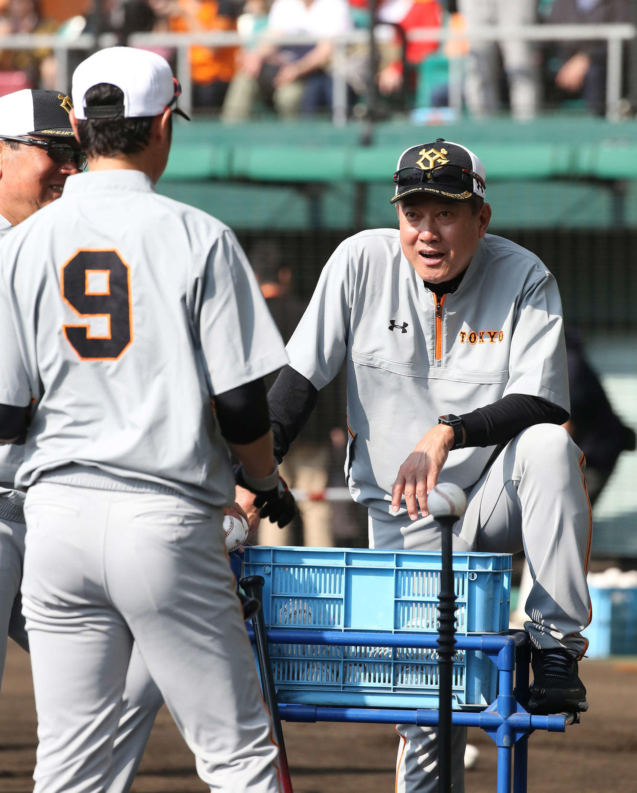 巨人亀井（手前）と会話する原監督（撮影・河野匠）