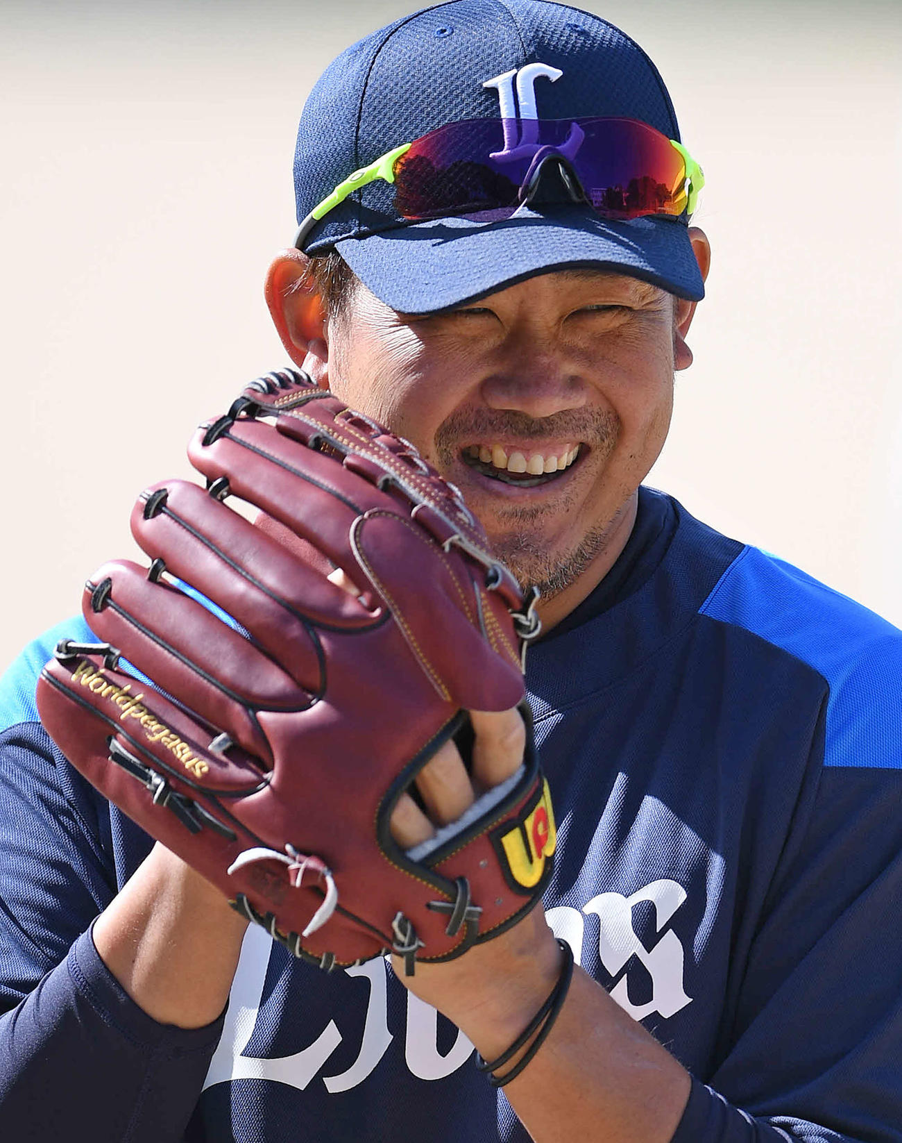 キャッチボールの合間に笑顔を見せる西武松坂（撮影・鈴木みどり）