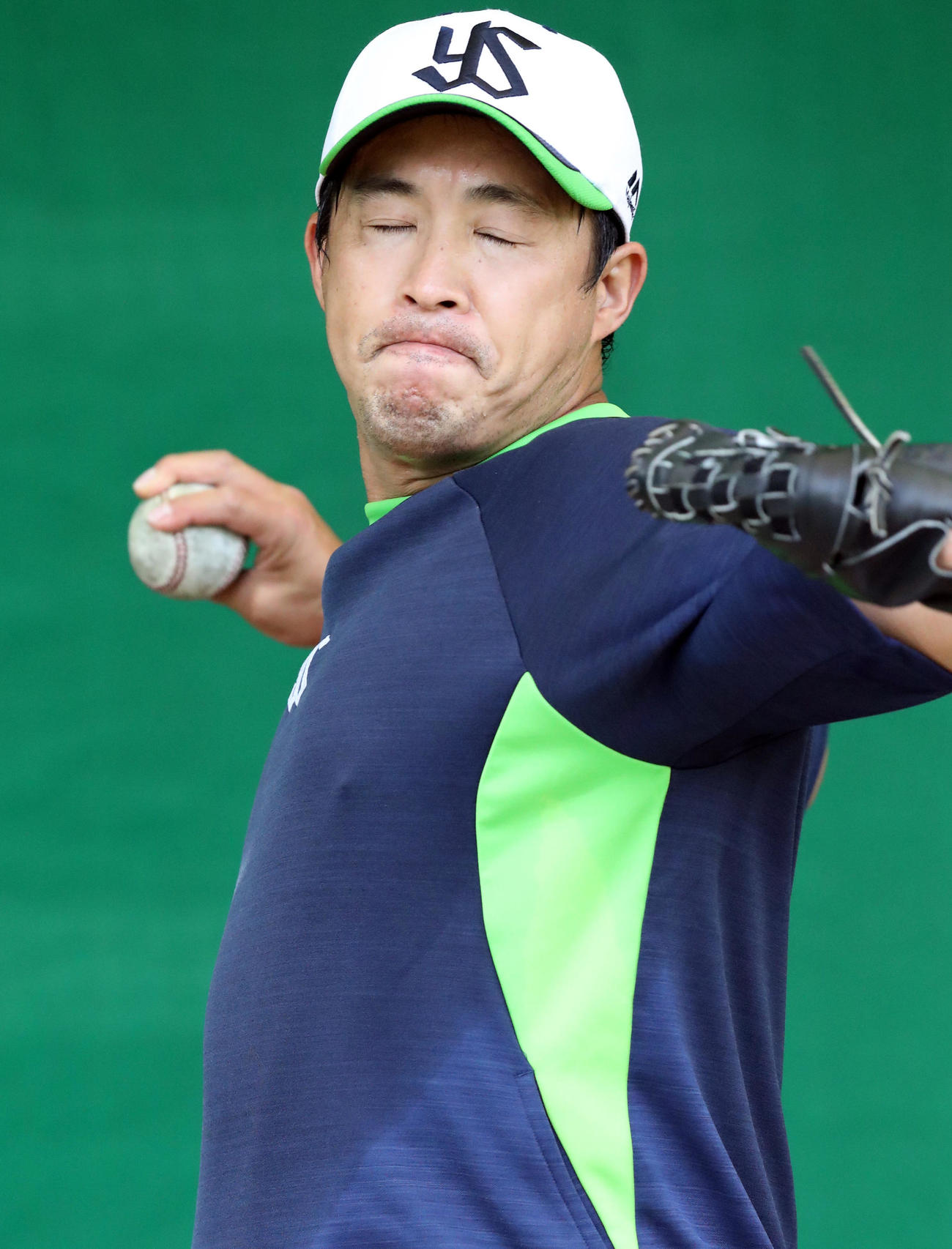 ブルペンで目を閉じながら投球する五十嵐（撮影・狩俣裕三）