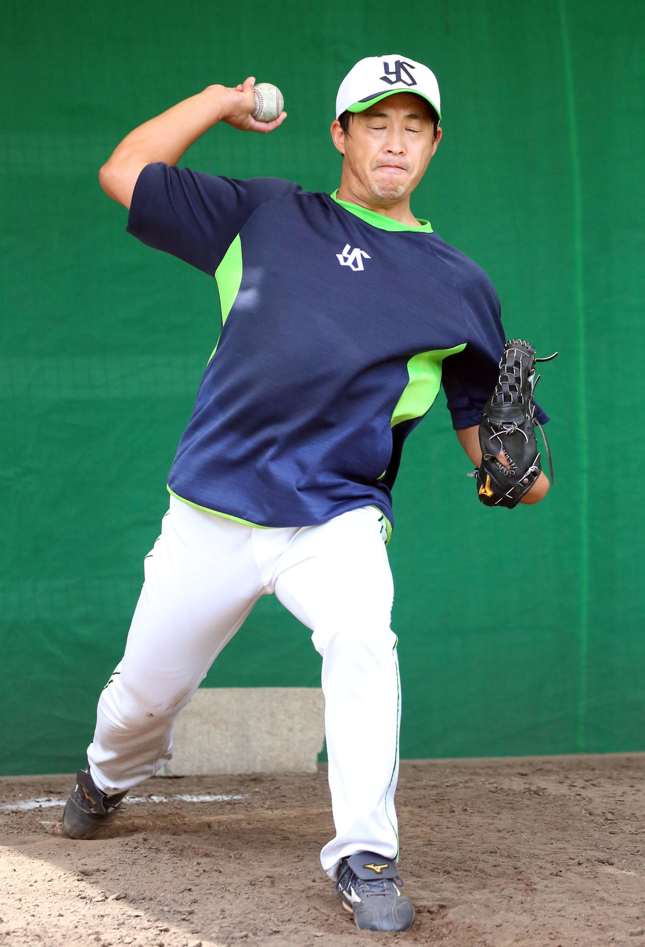 ブルペンで目を閉じながら投球する五十嵐（撮影・狩俣裕三）