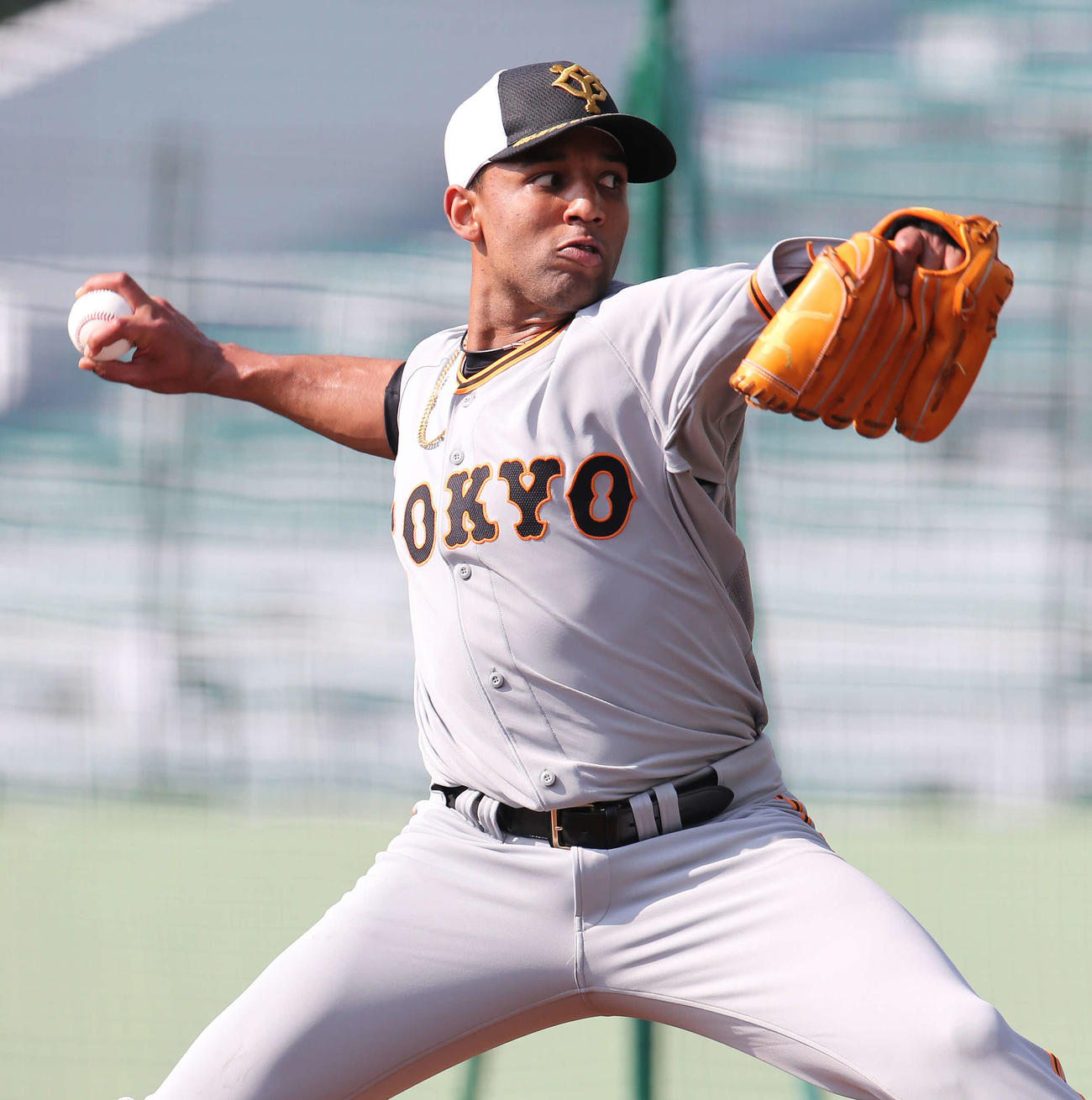 フリー打撃に登板し力投する巨人サンチェス（撮影・河野匠）