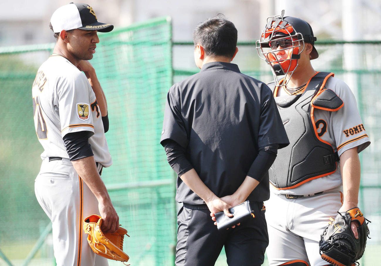 フリー打撃に登板した巨人サンチェス（左）は炭谷（右）と言葉を交わす（撮影・河野匠）