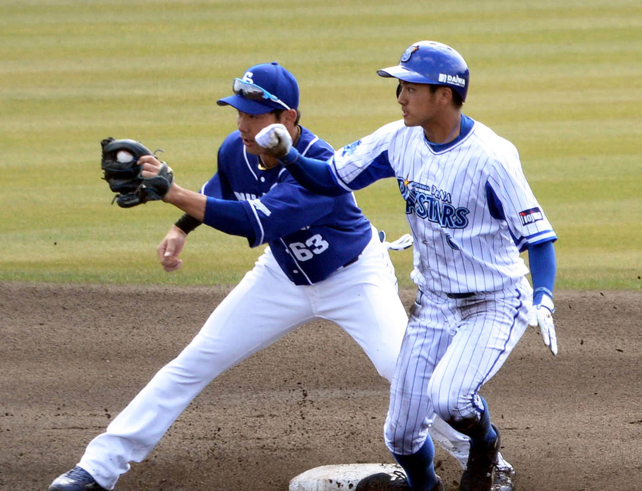 中日との2軍練習試合の1回に二盗を決めるDeNA森（右）（撮影・鈴木正章）
