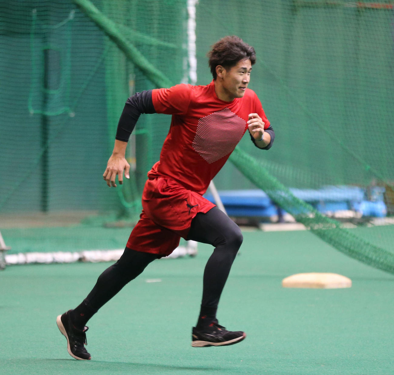 キャンプ休日、ランニングで調整する杉山大樹（撮影・梅根麻紀）