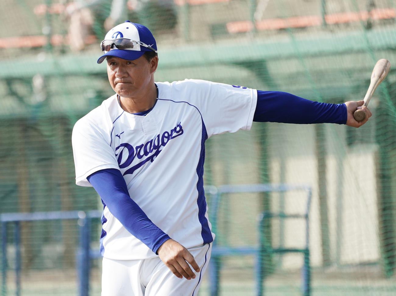 ノックをする与田剛監督（撮影・森本幸一）