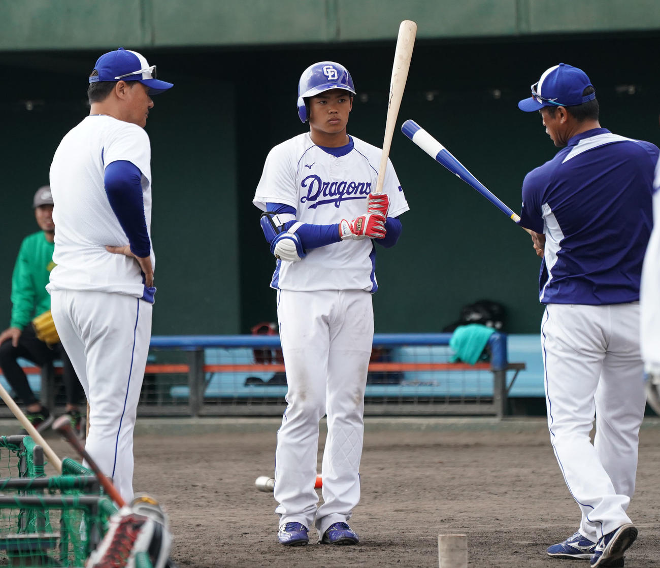与田剛監督らと話をする根尾昂（中央）（撮影・森本幸一）