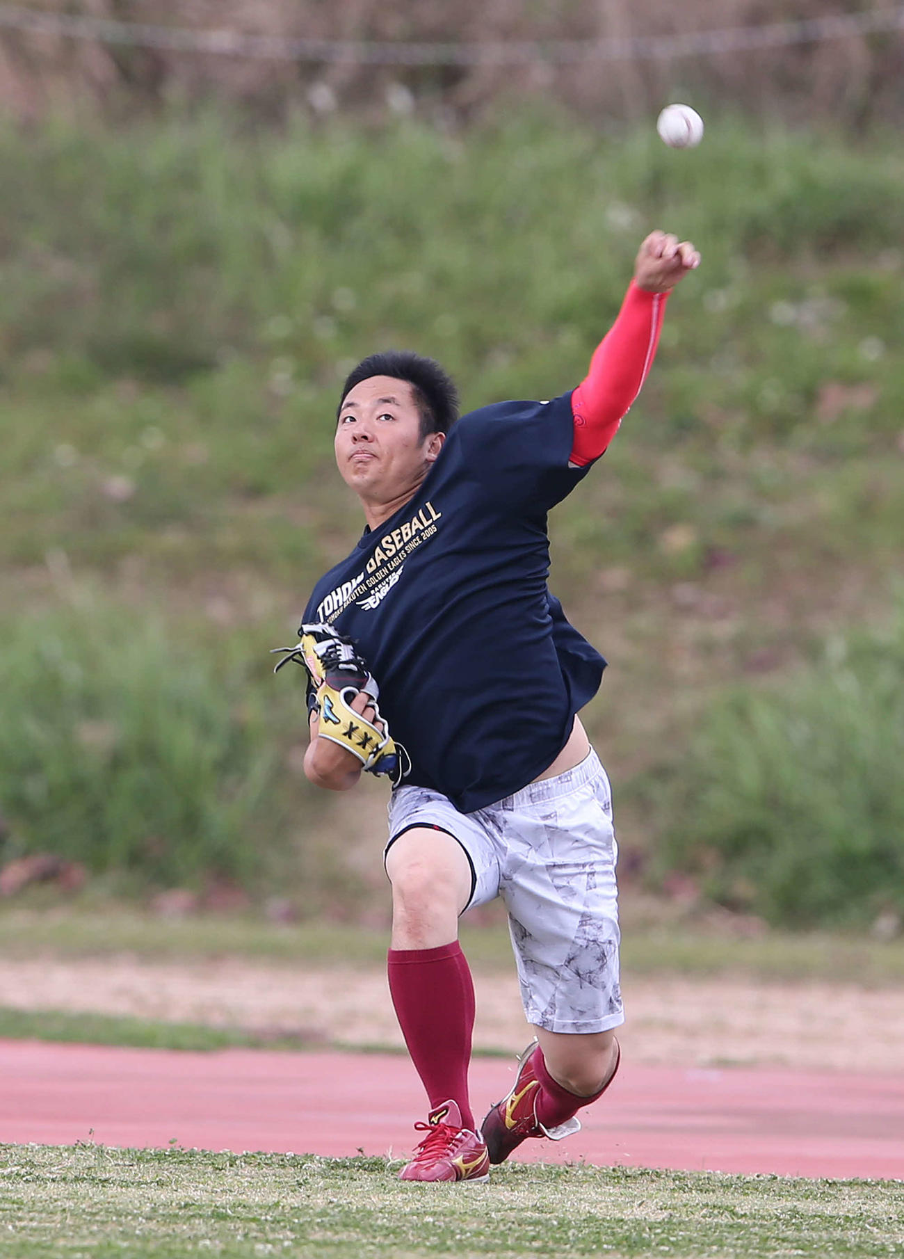 投手練習でキャッチボールを行う楽天松井（撮影・河野匠）