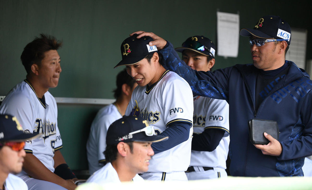 無失点に抑えた村西良太（中央）は平井正史コーチから手荒い祝福を受ける。左は杉本裕太郎（撮影・渦原淳）