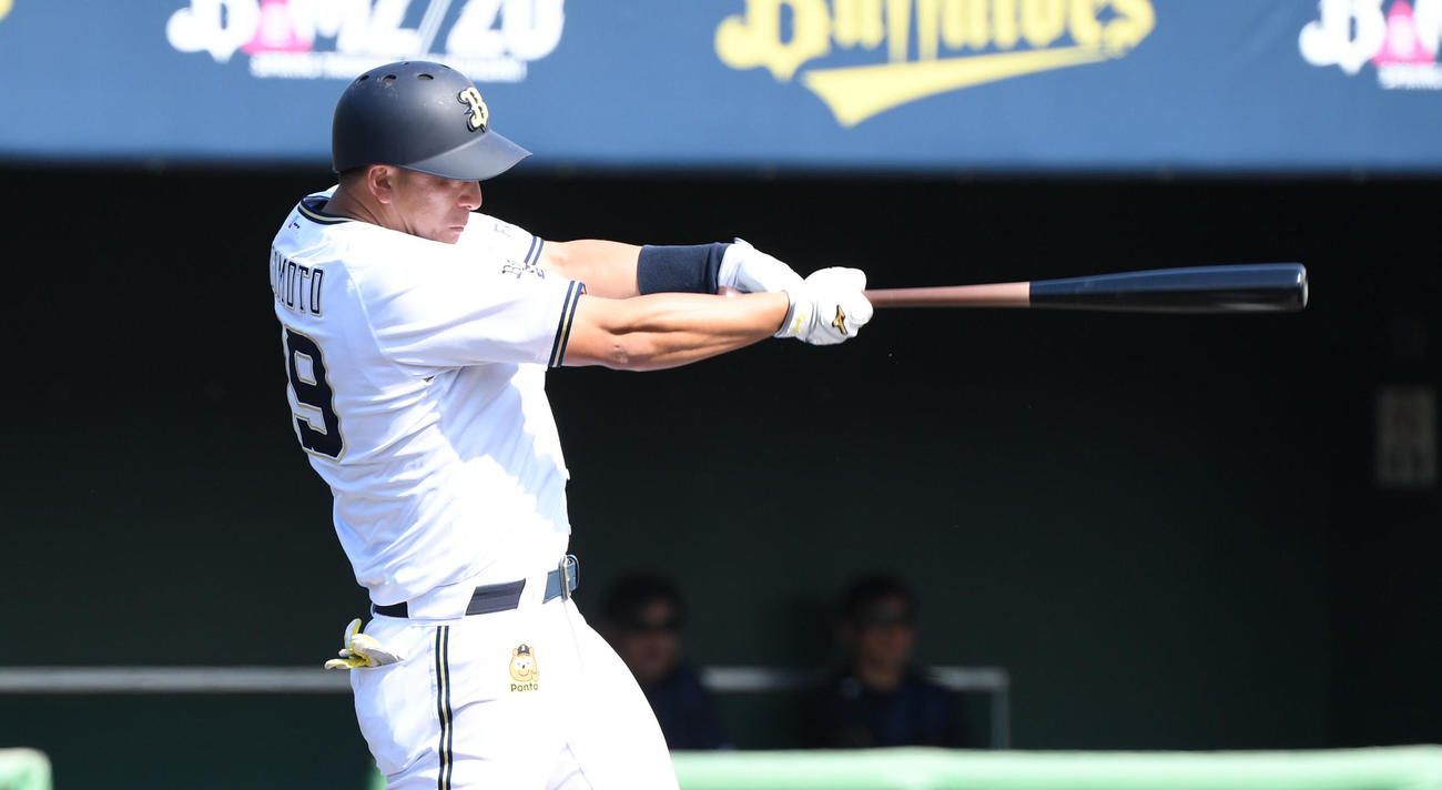 紅白戦　7回裏白組無死一塁、杉本はグリップエンドを残した握りで2点本塁打を放つ（撮影・渦原淳）