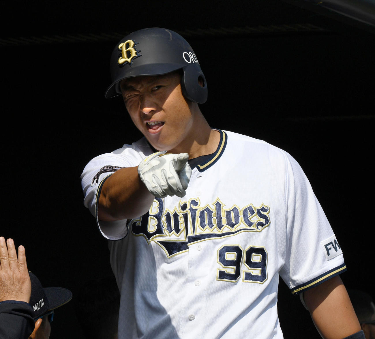 紅白戦　7回裏白組無死一塁、杉本は初本塁打を放ちポーズを決める（撮影・渦原淳）
