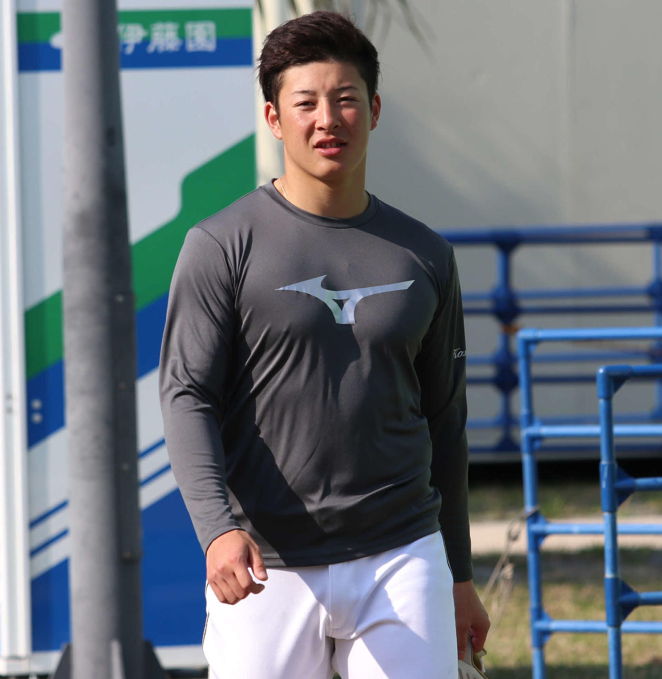 練習を終えクラブハウスへと向かう日本ハム吉田輝（撮影・山崎純一）