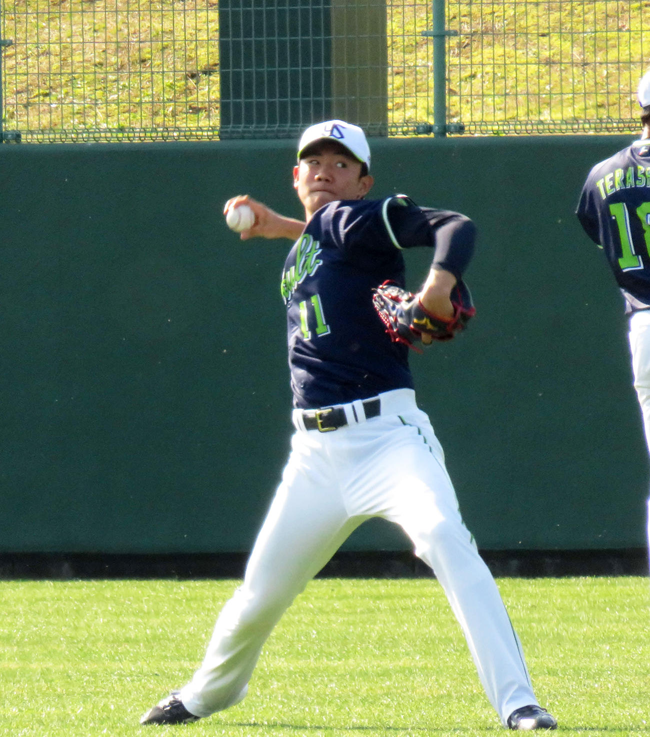 プロ初のブルペン入りを翌日に控え、キャッチボールするヤクルトのドラフト1位奥川（撮影・鎌田良美）