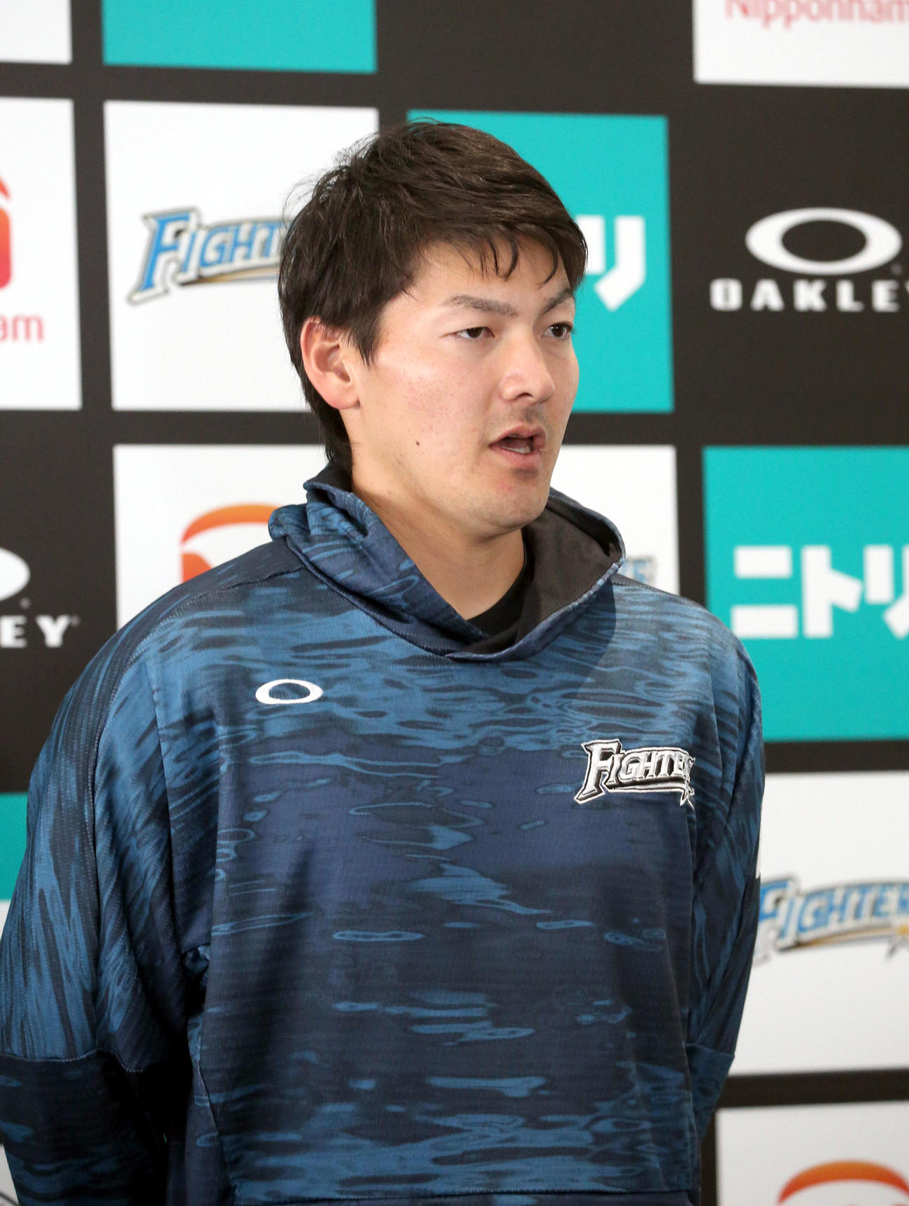 開幕投手に指名され囲み取材を受ける日本ハム有原（撮影・佐藤翔太）