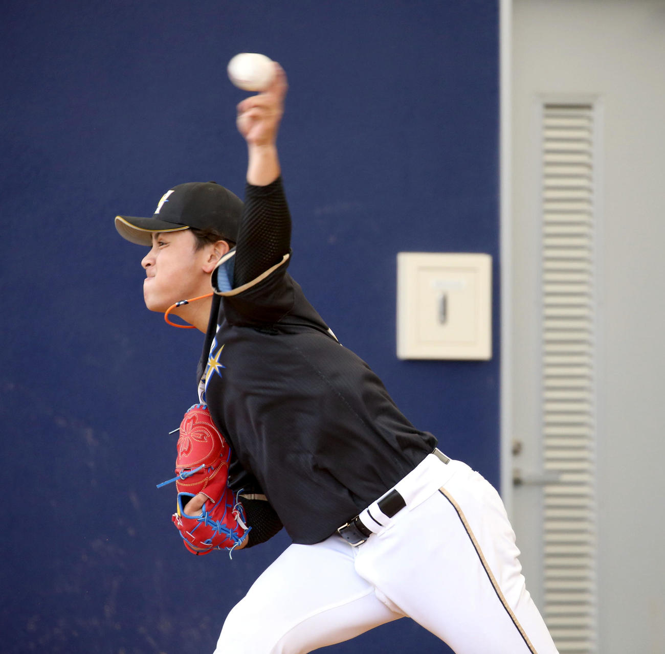 ブルペンで投球練習をする日本ハム河野（撮影・佐藤翔太）