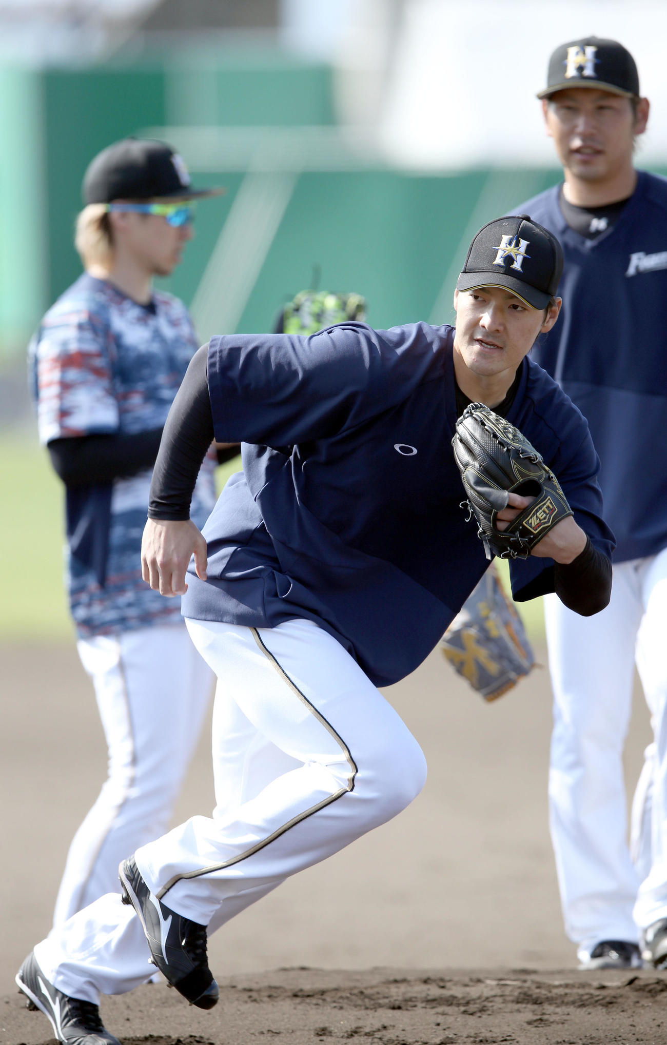 投内連係でダッシュをする日本ハム有原（撮影・佐藤翔太）