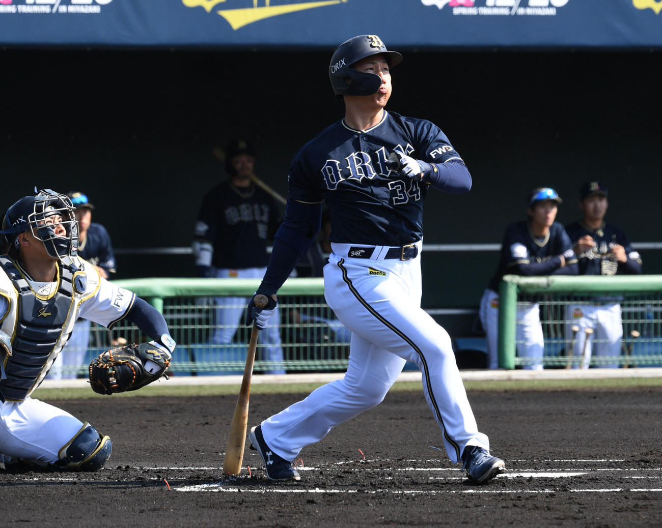紅白戦1回表紅組1死一塁、吉田正は右越え2点本塁打を放つ（撮影・渦原淳）