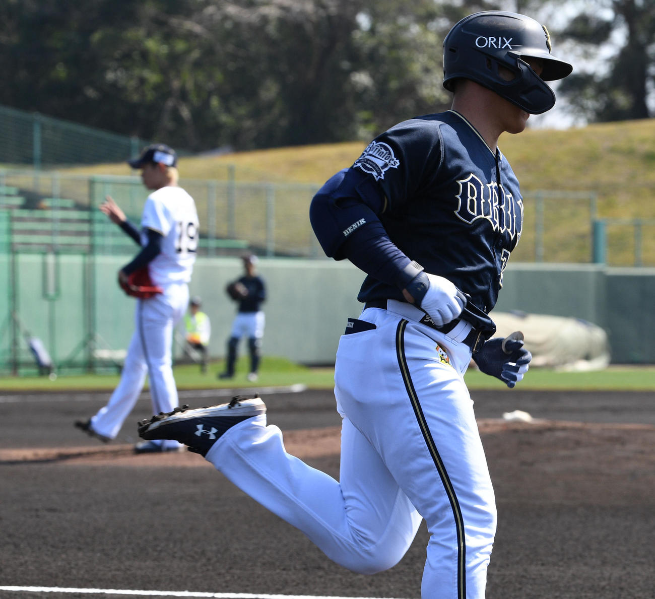 紅白戦　1回表紅組1死一塁、吉田正は山岡（左）から右越え2点本塁打を放ち一塁へ向かう（撮影・渦原淳）