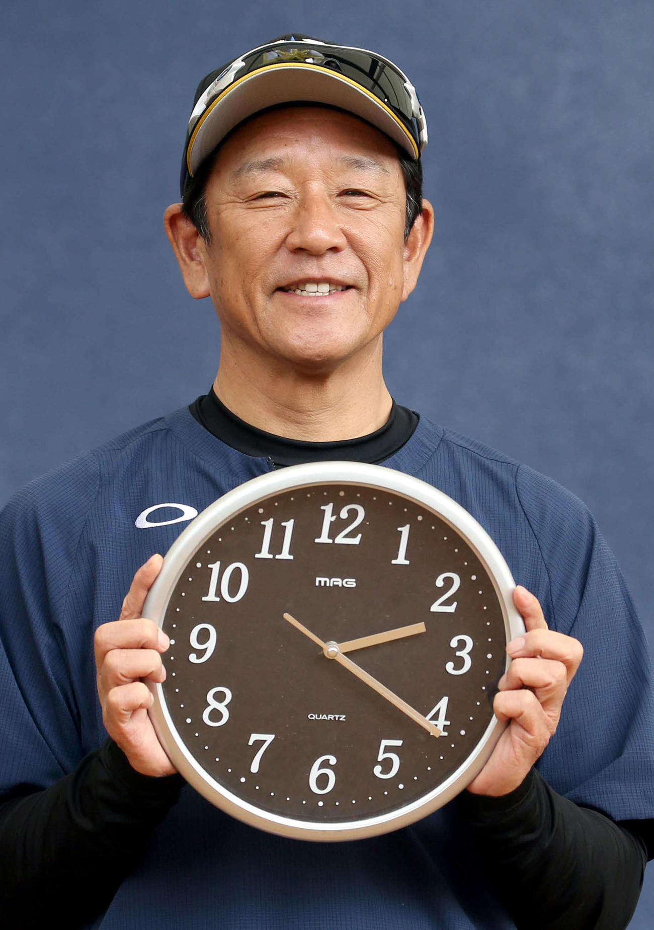 午後2時21分にブルペンで開幕投手発表会見を行う日本ハム栗山監督（撮影・佐藤翔太）