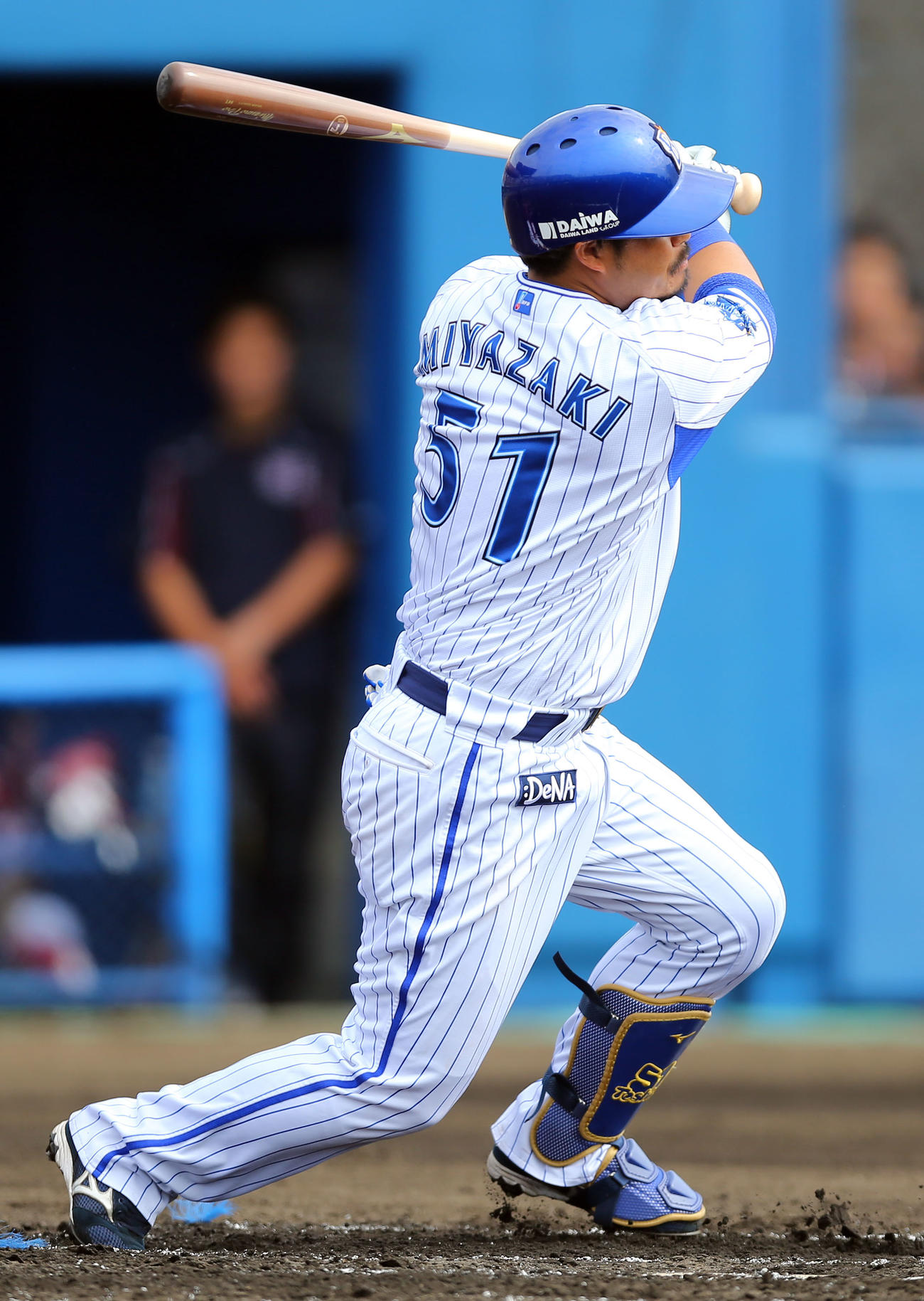 DeNA対楽天　1回裏DeNA2死一、三塁、中前適時打を放つ宮崎（撮影・大野祥一）