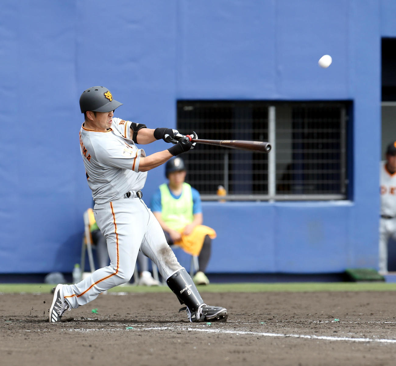日本ハム対巨人　5回表巨人無死、中島は左越えソロ本塁打を放つ（撮影・佐藤翔太）