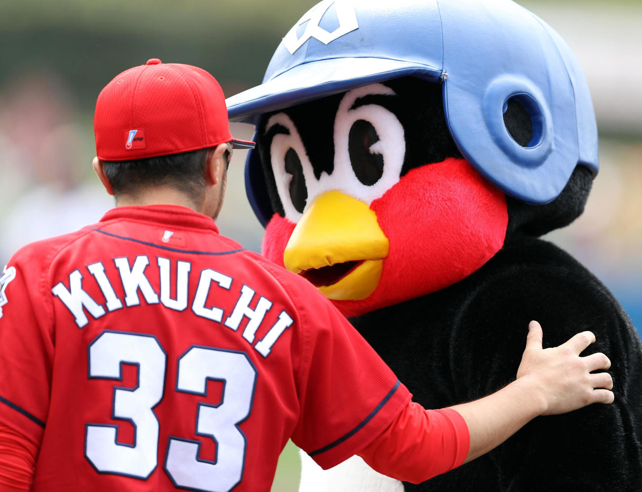 ヤクルト対広島　試合前、つば九郎とあいさつする菊池（撮影・狩俣裕三）